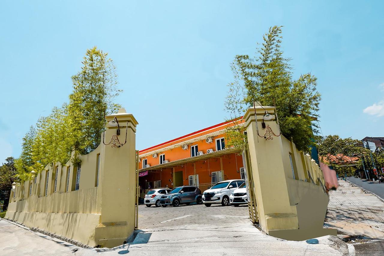 Oyo 1835 Kostel Wood Hotel Semarang Bagian luar foto