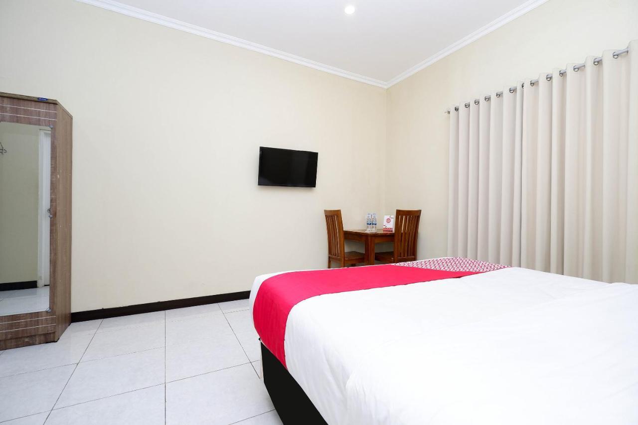 Oyo 1835 Kostel Wood Hotel Semarang Bagian luar foto